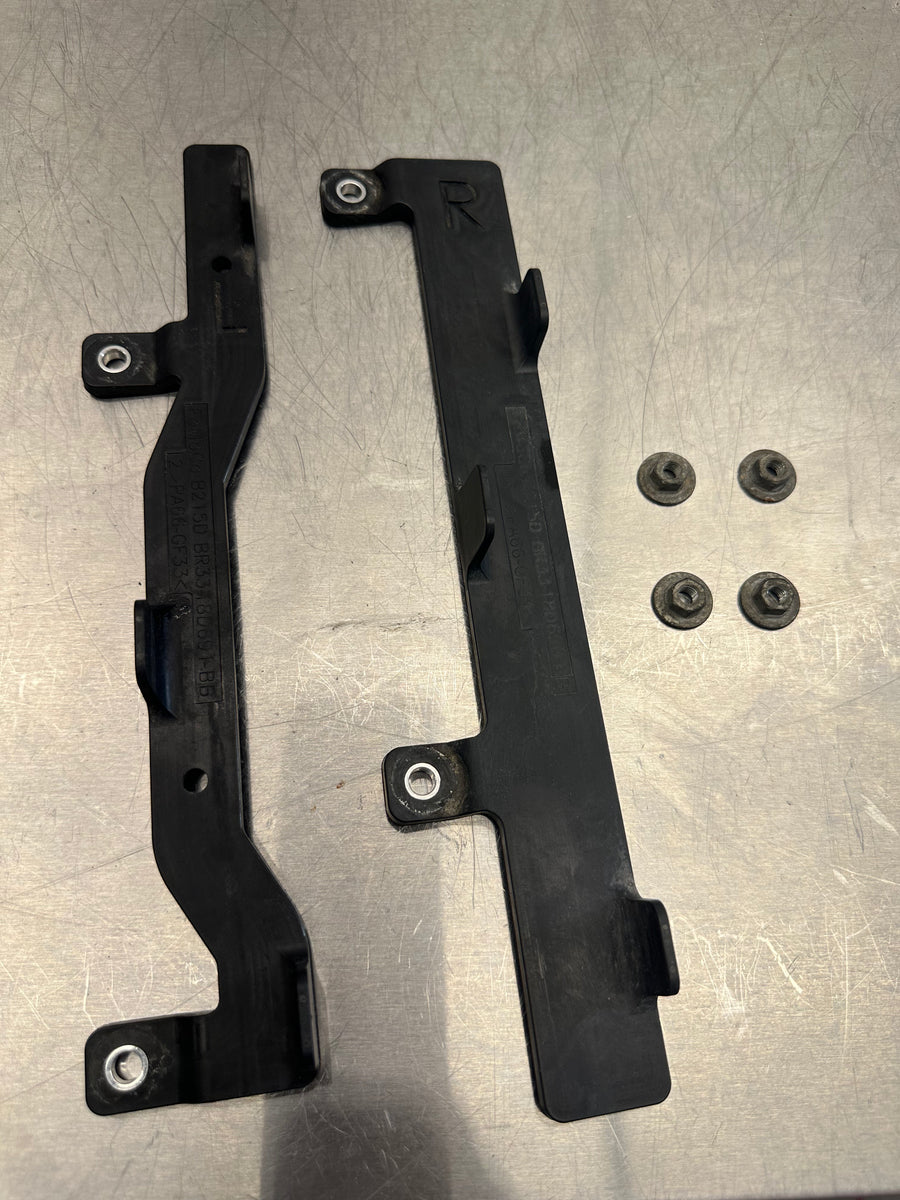 1122 Ford Mustang GT Fuel Rail Brackets Pair RH/LH OEM 68